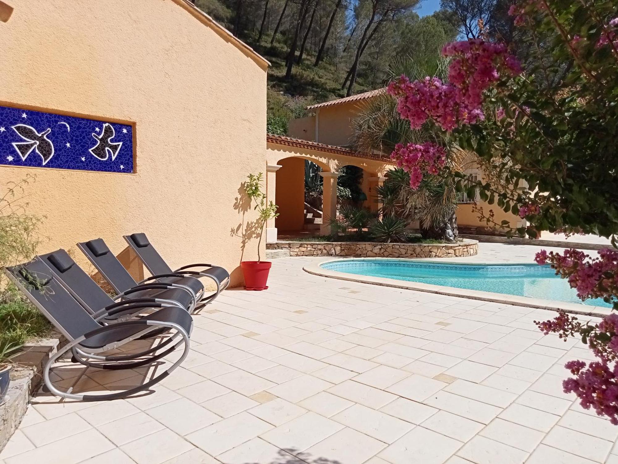 Les Restanques - Chambre D'Hotes Cuges-les-Pins Exteriör bild